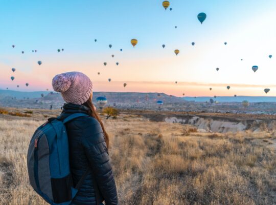 kobieta patrzy na unoszące się balony